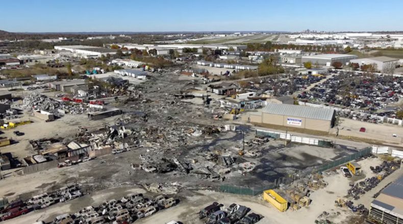 ARCHIVO - Esta foto proporcionada por la Junta Nacional de Seguridad en el Transporte (NTSB, por sus siglas en inglés) muestra la escena del accidente de un avión de UPS el 6 de noviembre de 2025, en Louisville, Kentucky. (NTSB vía AP)
