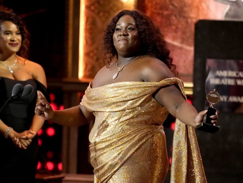 Alex Newell recibe el premio a mejor actor de reparto en un musical por Shucked en la 76a entrega anual de los premios Tony el domingo 11 de junio de 2023 en el teatro United Palace de Nueva York.(Foto Charles Sykes/Invision/AP)