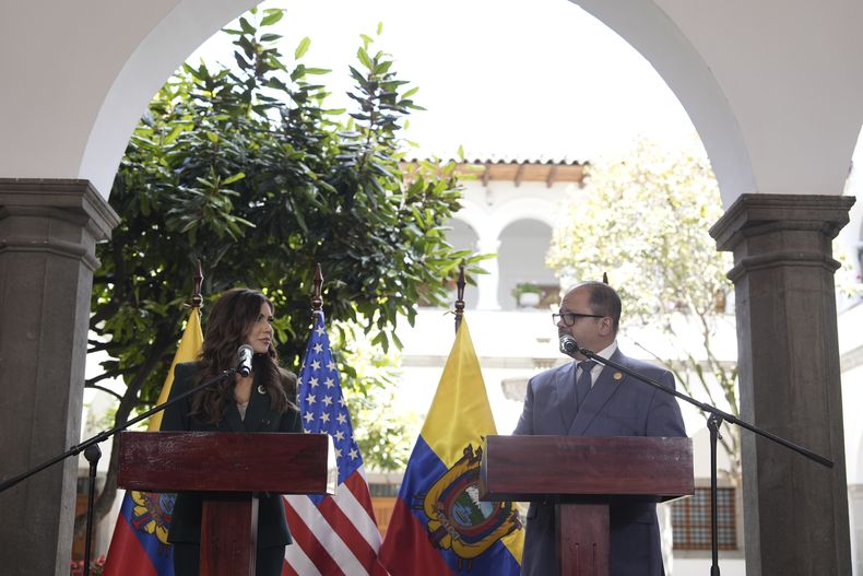 La Secretaria de Seguridad Nacional de Estados Unidos, Kristi Noem, a la izquierda, con el ministro del Interior de Ecuador, John Reinberg, da una conferencia de prensa en el Palacio Presidencial de Ecuador el jueves 31 de julio de 2025 en Quito, Ecuador. (AP Foto/Alex Brandon, Pool)