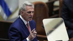El presidente de la Cámara de Representantes de Estados Unidos, Kevin McCarthy, durante una sesión del Knesset, el Parlamento de Israel, en Jerusalén, el lunes 1 de mayo de 2023. (AP Foto/Ohad Zwigenberg)