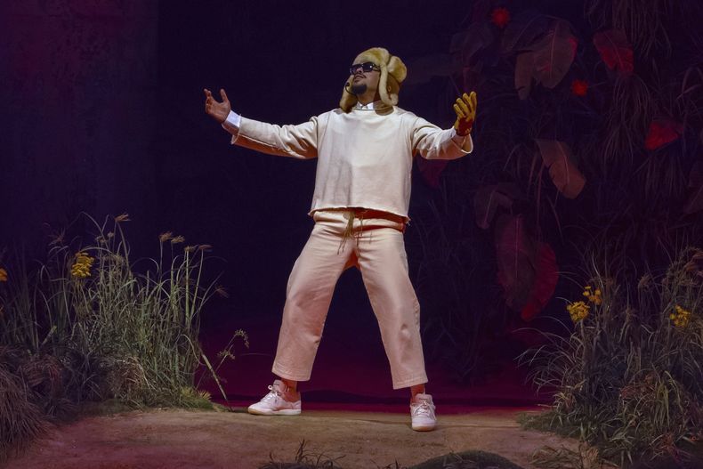 Bad Bunny canta durante su primer show de su residencia de 30 conciertos en el Coliseo de Puerto Rico José Miguel Agrelot, en San Juan, Puerto Rico, el viernes 11 de julio de 2025. (AP Foto/Alejandro Granadillo)