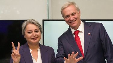Los candidatos presidenciales Jeannette Jara, de la coalición Unidad por Chile, y José Antonio Kast, del Partido Republicano, posan para una foto durante su debate en Santiago, Chile, el jueves 27 de noviembre de 2025. (AP Foto/Esteban Félix)