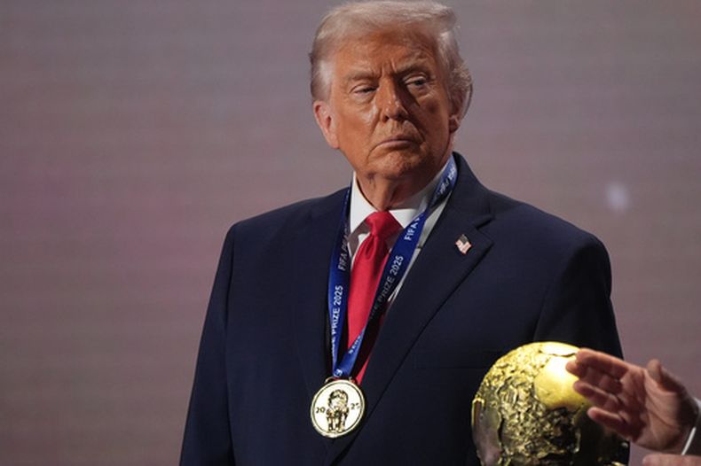 ARCHIVO - Foto del 5 de diciembre del 2025, el presidente de los Estados Unidos Donald Trump en el estrado tras recibir el Premio de la Paz de la FIFA durante el sorteo a la Copa Mundial 2026. (AP Foto/Jacquelyn Martin, Archivo)
