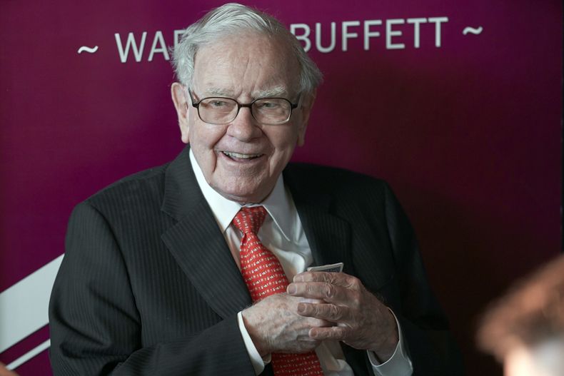 ARCHIVO - Warren Buffett, presidente y director general de Berkshire Hathaway, sonríe mientras juega bridge tras la reunión anual de accionistas de esa compañía el 5 de mayo de 2019, en Omaha, Nebraska. (AP Foto/Nati Harnik, archivo)