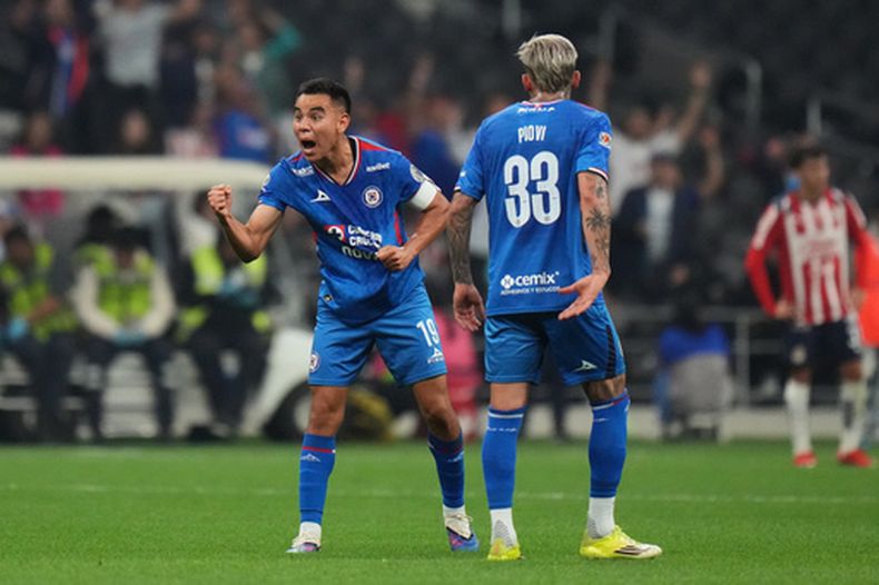 Carlos Rodríguez, del Cruz Azul, festeja tars anotar ante Chivas en la ida de las semifinales de la Liga MX, el miércoles 13 de mayo de 2026 (AP Foto/Eduardo Verdugo)