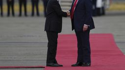 El presidente estadounidense, Donald Trump, saluda a su homólogo ruso, Vladímir Putin, el viernes 15 de agosto de 2025, en la Base Conjunta Elmendorf-Richardson, en Alaska. (AP Foto/Julia Demaree Nikhinson)