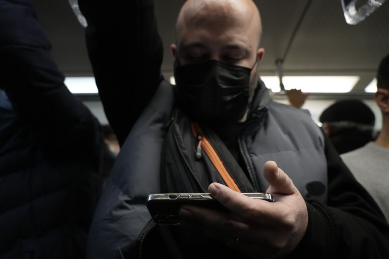 Un hombre usa su smartphone mientras viaja en metro en Teherán el 24 de diciembre del 2024. (AP foto/Vahid Salemi)
