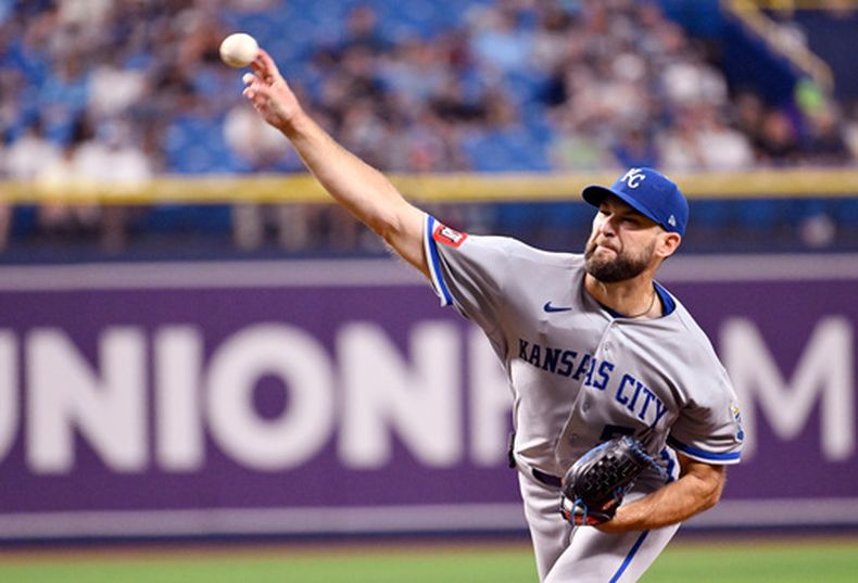 Michael Wacha, de los Reales de Kansas City, trabaja en la quinta entrada en el juego de béisbol de Grandes Ligas en contra de los Rays de Tampa Bay, el lunes 22 de junio de 2026, en San Petersburgo, Florida. (AP Foto/Jason Behnken)