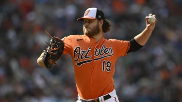 Cole Irvin, de los Orioles de Baltimore, cumple con su apertura ante los Reales de Kansas City, el sábado 10 de junio de 2023 (AP Foto/Nick Wass)