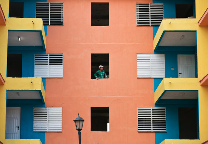 El régimen de La Habana edifica el denominado "Proyecto Granma", una operación inmobiliaria con "cientos de confortables apartamentos en un complejo cercado que tendrá sus propios cines y escuelas", pero solo para militares, reporta Th