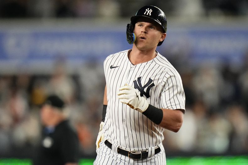 ARCHIVO - Jake Bauers, de los Yanquis de Nueva York, corre las bases después de batear un jonrón de tres carreras durante la primera entrada del juego de béisbol en contra de los Azulejos de Toronto, el jueves 21 de septiembre de 2023, en Nueva York. Bauers fue intercambiado de Nueva York a los Cerveceros de Milwaukee por los jardineros Jace Avina y Brian Sánchez. (AP Foto/Frank Franklin II, Archivo)