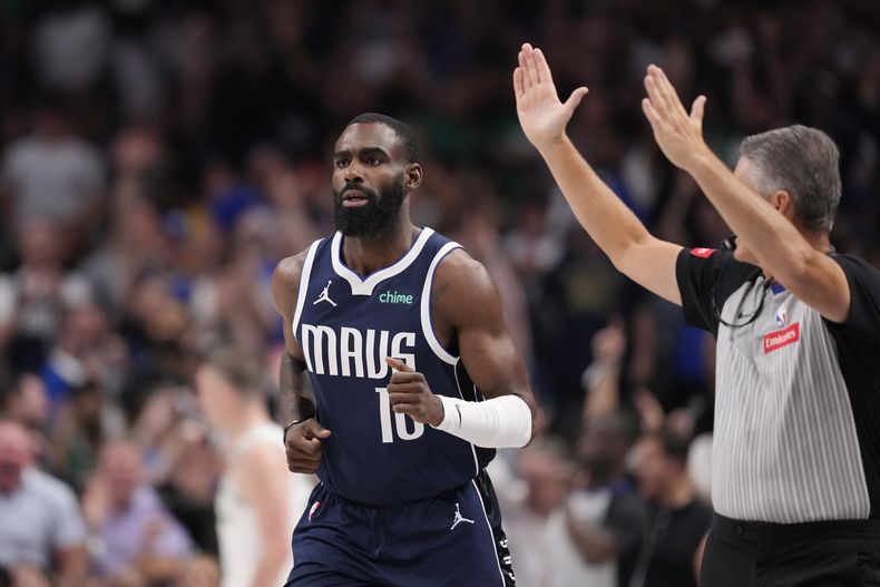 El alero de los Mavericks de Dallas Tim Hardaway Jr. corre tras anotar en el juego 4 de las Finales de la NBA ante los Celtics de Boston el viernes 14 de junio del 2024. (AP Foto/Julio Cortez)