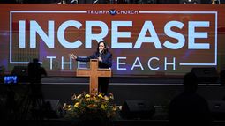 ARCHIVO - La candidata demócrata a la vicepresidencia, la senadora demócrata por California Kamala Harris, habla en la iglesia Triumph, el domingo 25 de octubre de 2020, en Southfield, Michigan. (AP Foto/Carlos Osorio, Archivo)