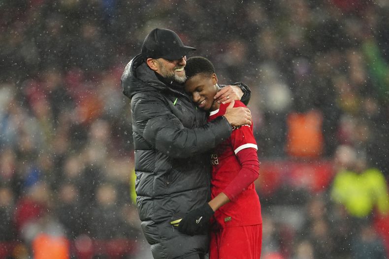Jürgen Klopp, técnico del Liverpool felicita a Trey Nyoni al final del duelo de la quinta ronda de la Copa FA ante el Southampton el miércoles 28 de febrero del 2024. (AP Foto/Jon Super)