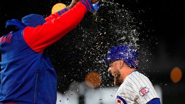 Michael Busch, de los Cachorros de Chicago, festeja mientras sus compañeros le arrojan agua y semillas de girasol, luego de gestionar el boleto que significó el triunfo sobre los Rojos de Cincinnati, el miércoles 6 de mayo de 2026 (AP Foto/Erin Hooley)
