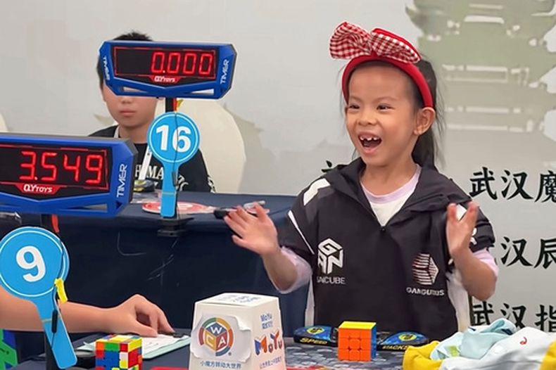 En esta imagen, tomada de un video y distribuida por YouTube@cuberootme, Lian Yunzhi, de 6 años, reacciona tras resolver un cubo de Rubik en una competencia certificada por World Cube Association, en Wuhan, en la provincia de Hubei, en China, el 13 de septiembre de 2026. (YouTube@cuberootme via AP)