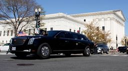 El presidente de Estados Unidos, Donald Trump, sale de la sede de la Corte Suprema, el miércoles 1 de abril de 2026, en Washington. (AP Foto/Anthony Peltier)