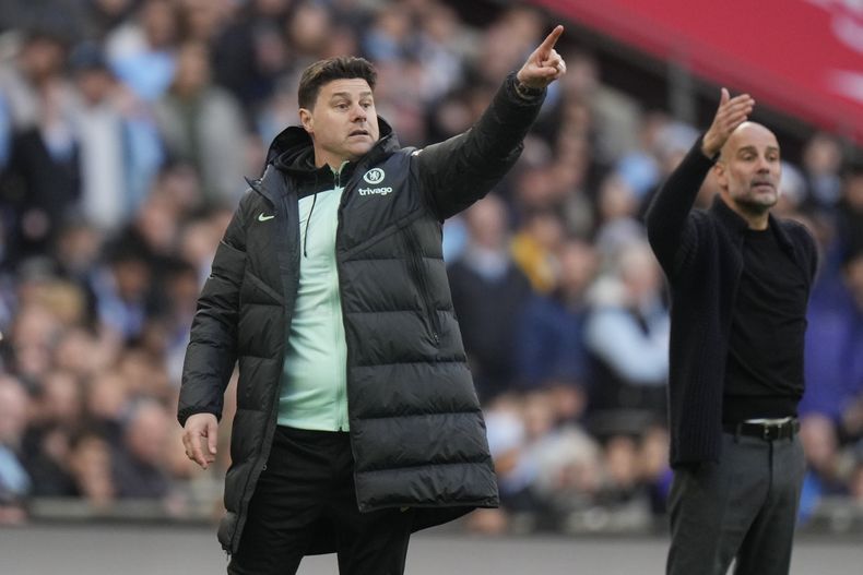 ARCHIVO - Foto del sábado 20 de abril del 2023, el entrenador del Chelsea Mauricio Pochettino y Pep Guardiola del Mánchester City en la semifinal de la Copa FA. (AP Foto/Alastair Grant)