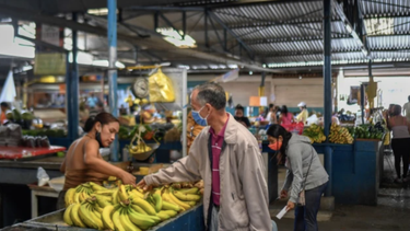 vivir en venezuela, todo un reto: canasta basica de abril supero los mil dolares