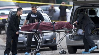 americateve | La polic&iacute;a retira un cadaver del lugar donde mataron a pu&ntilde;aladas a cinco personas en el noroeste de Calgary, Alberta, el martes 15 de abril de 2014. (Foto AP/The Canadian Press, Larry MacDougal)