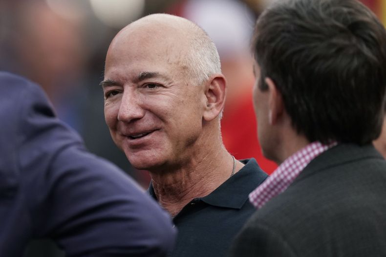 ARCHIVO - El fundador de Amazon, Jeff Bezos, antes del inicio de un partido de la NFL, el 15 de septiembre de 2022, en Kansas City, Missouri. (AP Foto/Charlie Riedel, File)