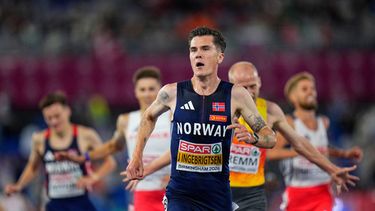 El noruego Jakob Ingebrigtsen corre para ganar la medalla de oro en la final masculina de los 5,000 metros en el Campeonato Europeo de Atletismo en Birmingham, Inglaterra, el domingo 9 de agosto de 2026. (Foto AP/Petr David Josek)