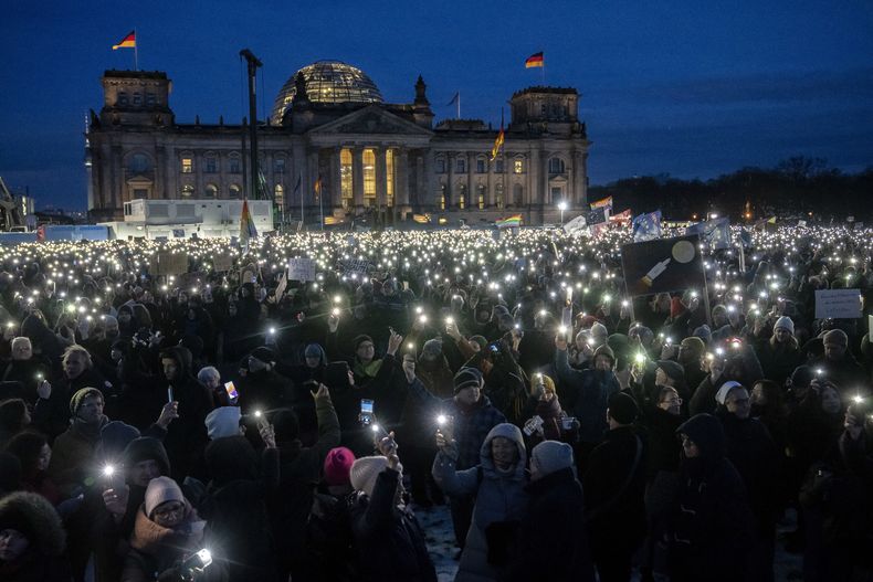 La manifestación contra la extrema derecha frente al Reichstag en Berlín, Alemania, el 21 de enero de 2024.. (Foto AP/Ebrahim Noroozi)