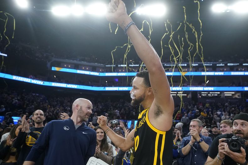 El base de los Warriors de Golden State Stephen Curry celebra después de que su equipo superó a los Rockets de Houston el lunes 20 de noviembre del 2023. (AP Foto/Jeff Chiu)