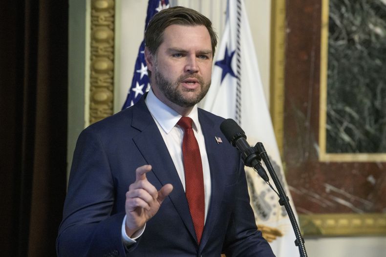 El vicepresidente de Estados Unidos, JD Vance, habla antes de tomar juramento a Pete Hegseth como secretario de Defensa en la Sala del Tratado Indio del Edificio de Oficinas Ejecutivas Eisenhower, en el área de la Casa Blanca, en Washington, el sábado 25 de enero de 2025. (AP Foto/Rod Lamkey, Jr.)