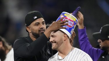 Rodgers pega sencillo en la 10ma; Rockies superan a Gigantes