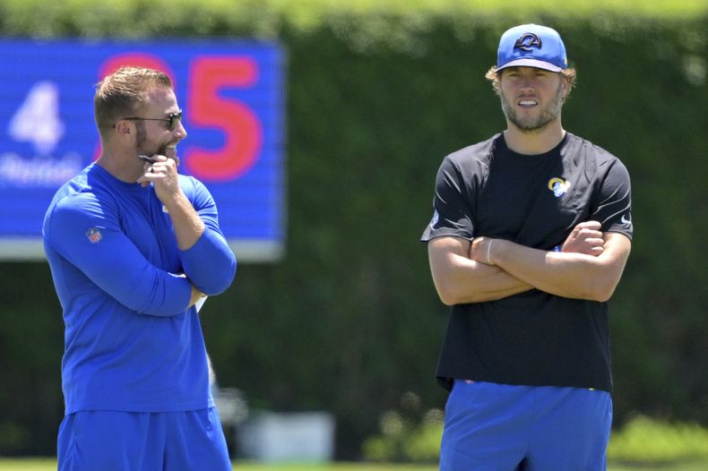 El entrenador en jefe de los Rams de Los Ángeles, Sean McVay, a la izquierda, habla con el quarterback Matthew Stafford, a la derecha, durante una práctica de fútbol americano de la NFL el sábado 26 de julio de 2025, en Los Ángeles, California. (AP Photo/Jayne Kamin-Oncea)