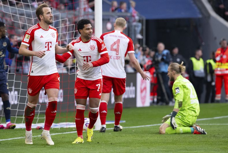 Harry Kane del Bayern Munich celebra el séptimo gol de su equipo de Serge Gnabry, en el encuentro ante el Mainz en la Bundesliga el sábado 9 de marzo del 2024. (Sven Hoppe/dpa via AP)