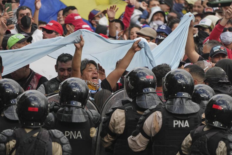 Un aficionado al fútbol se une a los jubilados que protestan por pensiones más altas y contra las medidas de austeridad implementadas por el gobierno del presidente Javier Milei en Buenos Aires, Argentina, el miércoles 12 de marzo de 2025. (Foto AP/Natacha Pisarenko)