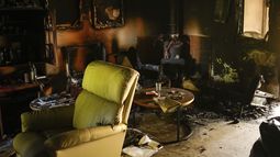 Muebles destruidos y muros quemados pueden verse el jueves 19 de octubre de 2023 en una vivienda atacada durante la invasión de Hamas al Kibbutz Nir Oz, Israel. (AP Foto/Francisco Seco)