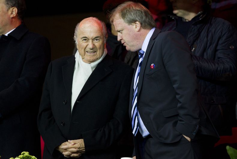 El presidente de la FIFA, Joseph Blatter, izquierda, habla con el presidente de la federaci&oacute;n de Noruega, Yngve Hallen, en un partido por eliminatorias de la Eurocopa el lunes, 13 de octubre de 2014, en Oslo. (AP Photo / Vegard Wivestad Groett, NTB