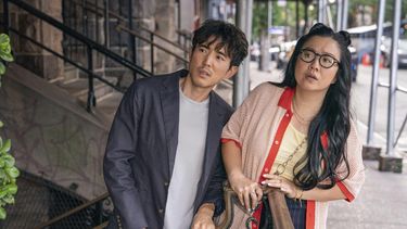 En esta imagen proporcionada por Sony Pictures Classics, Justin Min, izquierda, y Sherry Cola en una escena e Shortcomings. (Jon Pack/Sony Pictures Classics vía AP)