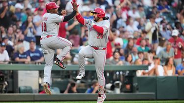 El venezolano Eugenio Suárez, de los Rojos de Cincinnati, festeja su jonrón con el coach de la antesala Willie Harris, en el juego del martes 21 de julio de 2026 ante los Marineros de Seattle (AP foto/Lindsey Wasson)