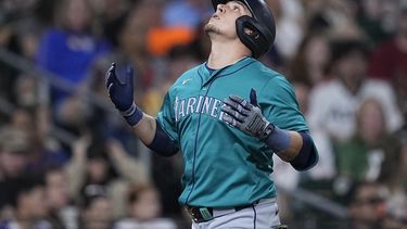 El mexicano Luis Urías, de los Marineros de Seattle, festeja su jonrón solitario ante los Astros de Houston, el sábado 4 de mayo de 2024 (AP Foto/Kevin M. Cox)
