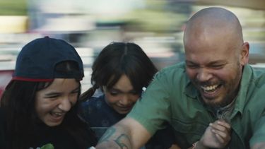 En esta imagen proporcionada por Sundance Institute, Residente, derecha, en una escena de In The Summers de Alessandra Lacorazza Samudio, de la selección oficial del Festival de Cine de Sundance 2024. (Sundance Institute vía AP)