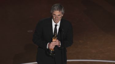 El director Walter Salles acepta el Oscar por Ainda estou aqui (Aún estoy aquí) de Brasil, a mejor película internacional, el domingo 2 de marzo de 2025, en el Teatro Dolby de Los Ángeles. (AP Foto/Chris Pizzello)