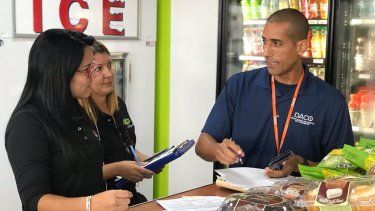 el daco multa a 39 negocios en san juan en febrero