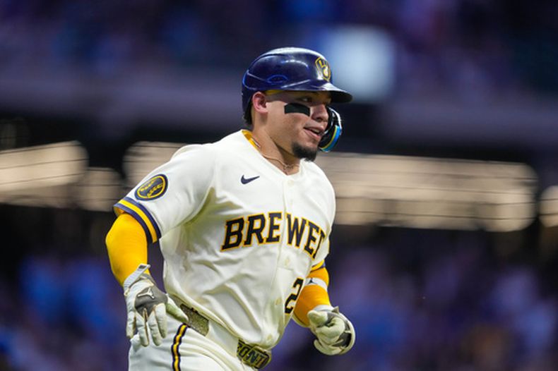 El venezolano William Contreras, de los Cerveceros de Milwaukee, recorre las bases tras conectar un jonrón de dos carreras en el juego ante los Cachorros de Chicago, el miércoles 9 de septiembre de 2026 (AP Foto/Kayla Wolf)