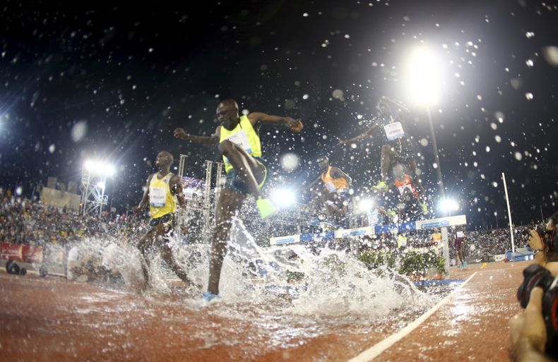 Corredores compiten en los 3.000 metros con obst&aacute;culos en la prueba de la Liga Diamante en Doha, Catar, el 9 de mayo de 2014. Doha fue seleccionada como sede del mundial de atletismo de 2019 el martes, 18 de noviembre.  (AP Photo/Osama Faisal)