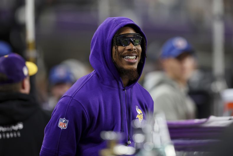 ARCHIVO - Justin Jefferson, wide receiver de los Vikings de Minnesota, reacciona desde la banda durante la primera mitad del juego de la NFL en contra de los 49ers de San Francisco, el 23 de octubre de 2023, en Minneapolis. Los Vikings designaron a Jefferson para regresar de la lista de reservas lesionados el miércoles 8 de noviembre, con lo que podrá entrenar tres semanas para evaluar la progresión de su lesión del desgarro del tendón de la corva para ver si puede volver a jugar. (AP Foto/Stacy Bengs, Archivo)