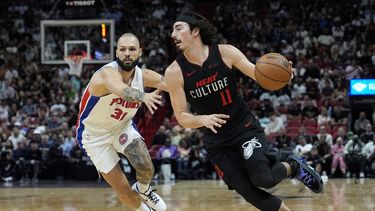 El mexicano Jaime Jáquez Jr., del Heat de Miami, avanza frente a Evan Fournier, de los Pistons de Detroit, el martes 5 de marzo de 2024 (AP Foto/Lynne Sladky)
