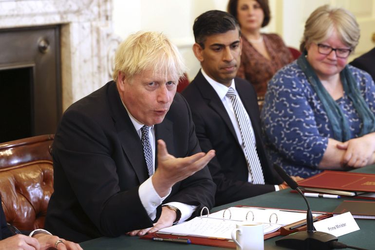 Johnson promete seguir en cargo tras renuncia de ministros