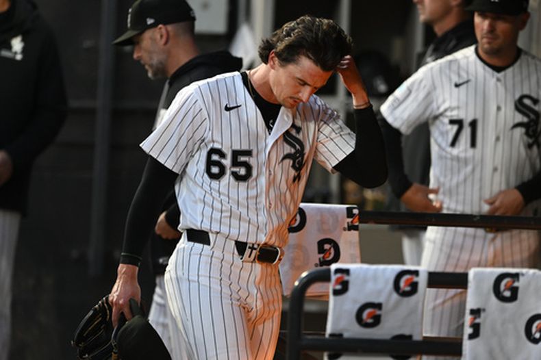 El abridor de los Medias Blancas de Chicago Davis Martin reacciona en el dugout al salir en la primera entrada del encuentro ante los Rockies de Colorado el sábado 26 de septiembre del 2026. (AP Foto/Paul Beaty)