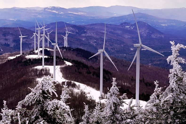 Turbinas eólicas en Saddleback Wind Mountain, el sábado 6 de febrero de 2021, en Carthage, Maine. (AP Foto/Robert F. Bukaty)