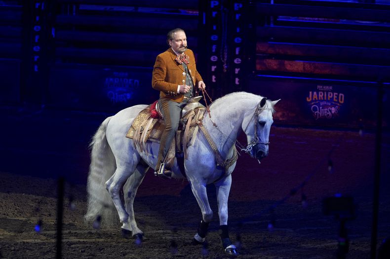 Antonio Aguilar Jr., hermano de Pepe Aguilar, se presenta en el espectáculo Jaripeo hasta los huesos tour 2024 en el Honda Center en Anaheim, California, el viernes 29 de marzo de 2024. El espectáculo rinde homenaje al Día de Muertos, una conocida celebración mexicana. (Foto AP/Damian Dovarganes)