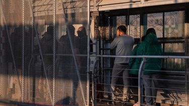 ARCHIVO – Un grupo de inmigrantes indocumentados es deportado por agentes del Servicio de Inmigración y Control de Aduanas de Estados Unidos (ICE, por sus siglas en inglés) a través del puente internacional McAllen–Hidalgo–Reynosa en McAllen, Texas, el 13 de marzo de 2026. (AP Foto/Felix Marquez, Archivo)